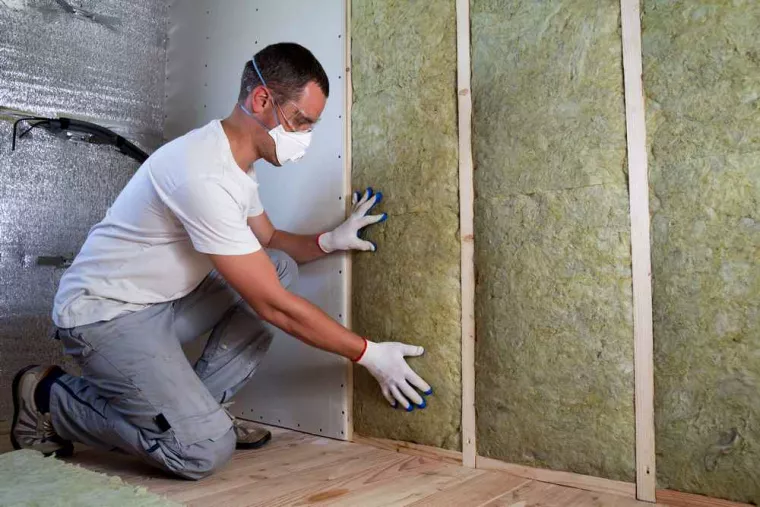 Pose d'isolant intérieur au mur d'une maison en rénovation à Boulogne-sur-Mer, Boulogne-sur-Mer, MGT Peinture